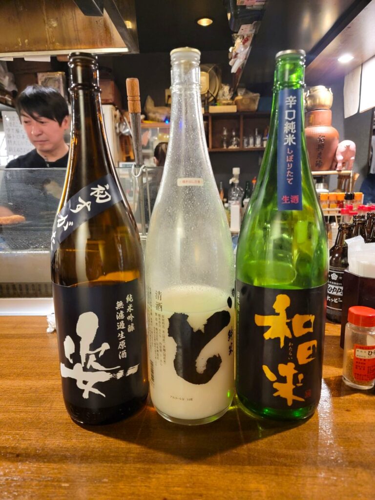 【吉祥寺 やきとんなるせ】本日の日本酒ラインナップ：「姿 初すがた 純米吟醸 無濾過生原酒」、「山本 純米にごり酒 ど」、「和田来 辛口純米 しぼりたて生酒」
