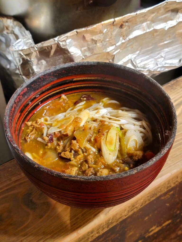 【吉祥寺 ハモニカ横丁 龍龍】「年越しカレー蕎麦」
