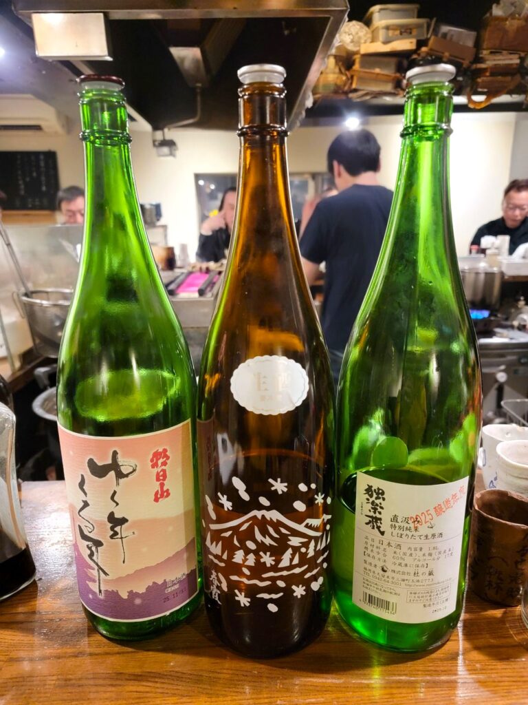 吉祥寺 やきとんなるせ本日の日本酒は、新米新酒・吟醸 朝日山 ゆく年くる年、春霞 冬ラベル 純米生酒、独楽蔵 直汲み特別純米生原酒 杜の蔵🍶