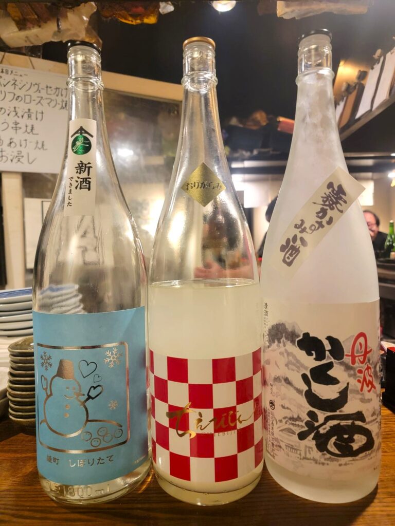 吉祥寺ヨド裏 やきとんなるせ本日の日本酒は、純米吟醸 しぼりたて雄町 とんぼの越冬卵と雪だるまラベル、ちえびじん おりがらみ、霞酒 丹波かくし酒🍶
